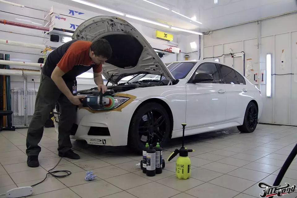 BMW F30. Восстановительная полировка фар и защита полиуретаном.